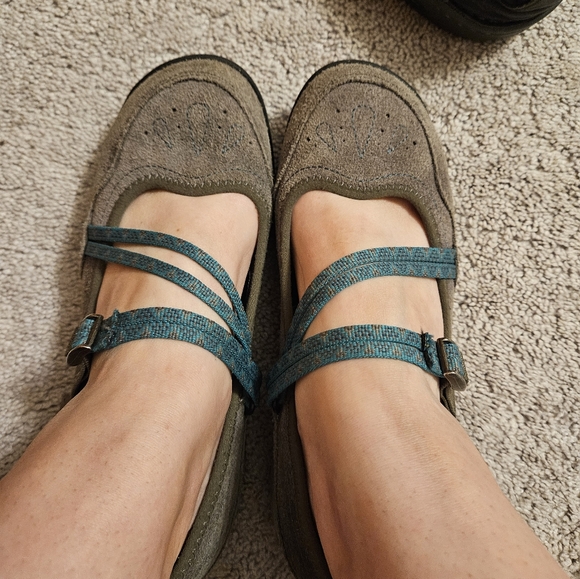 Grey Chaco Mary janes size 9 - Picture 7 of 8